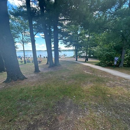 Long Lake Retreat- Hot Tub, Pool Table, Firepit مدينة ترافيرز المظهر الخارجي الصورة