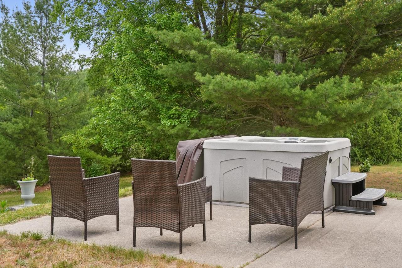 Long Lake Retreat- Hot Tub, Pool Table, Firepit مدينة ترافيرز المظهر الخارجي الصورة