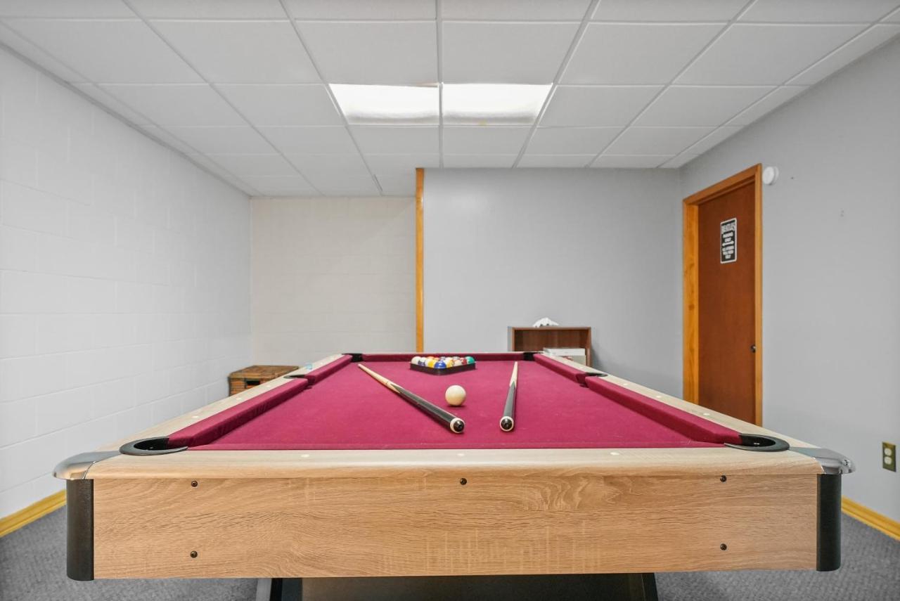 Long Lake Retreat- Hot Tub, Pool Table, Firepit مدينة ترافيرز المظهر الخارجي الصورة