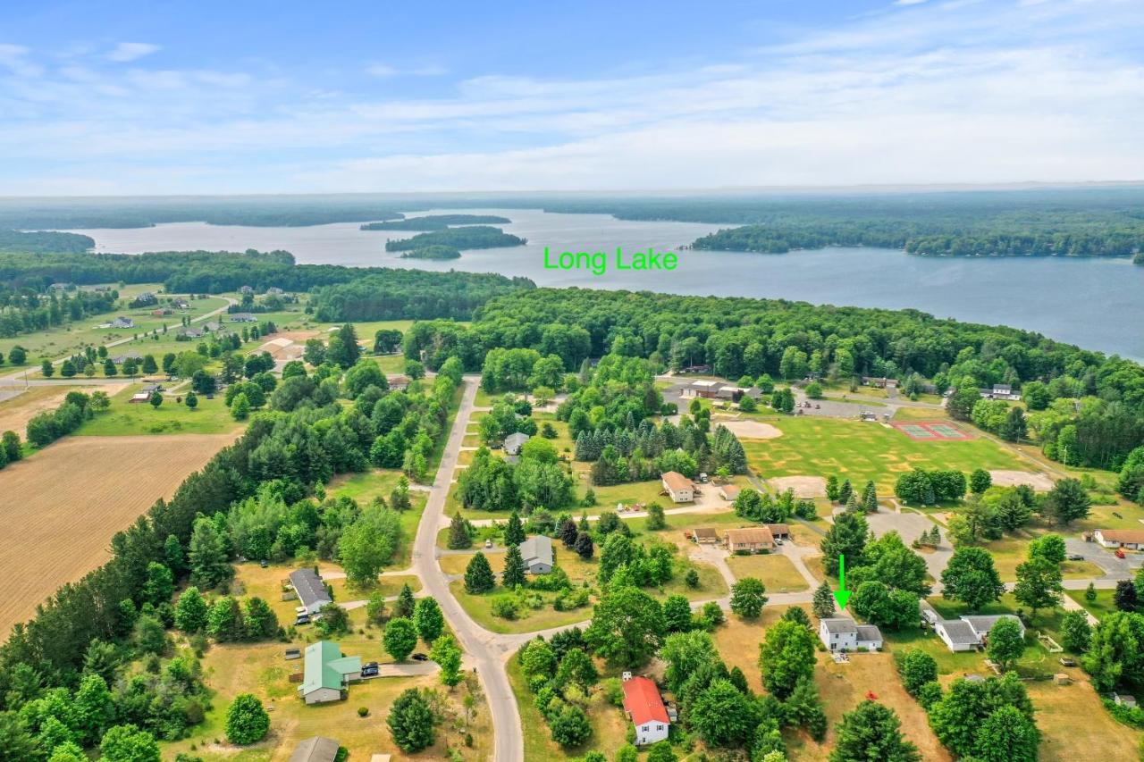 Long Lake Retreat- Hot Tub, Pool Table, Firepit مدينة ترافيرز المظهر الخارجي الصورة
