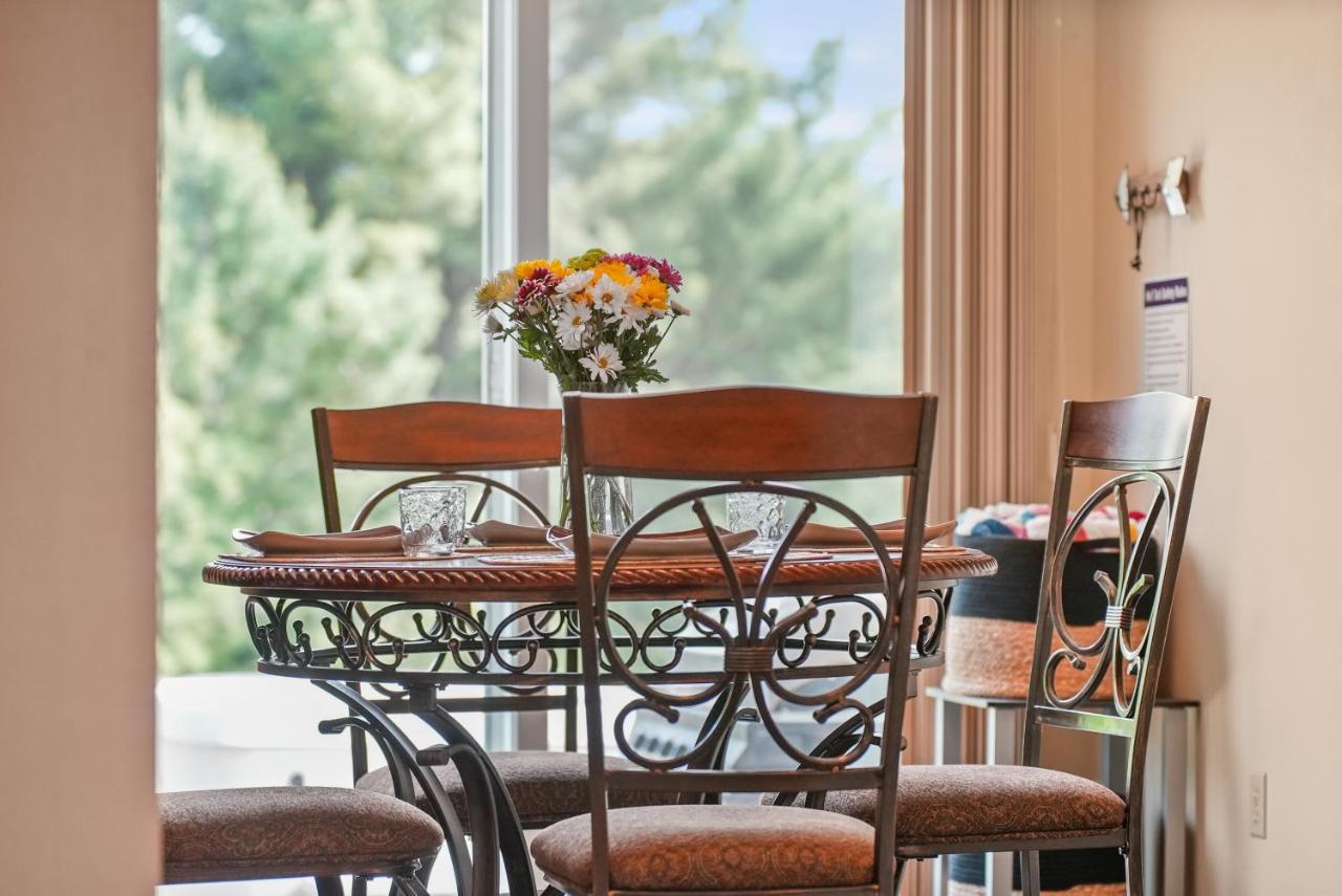 Long Lake Retreat- Hot Tub, Pool Table, Firepit مدينة ترافيرز المظهر الخارجي الصورة