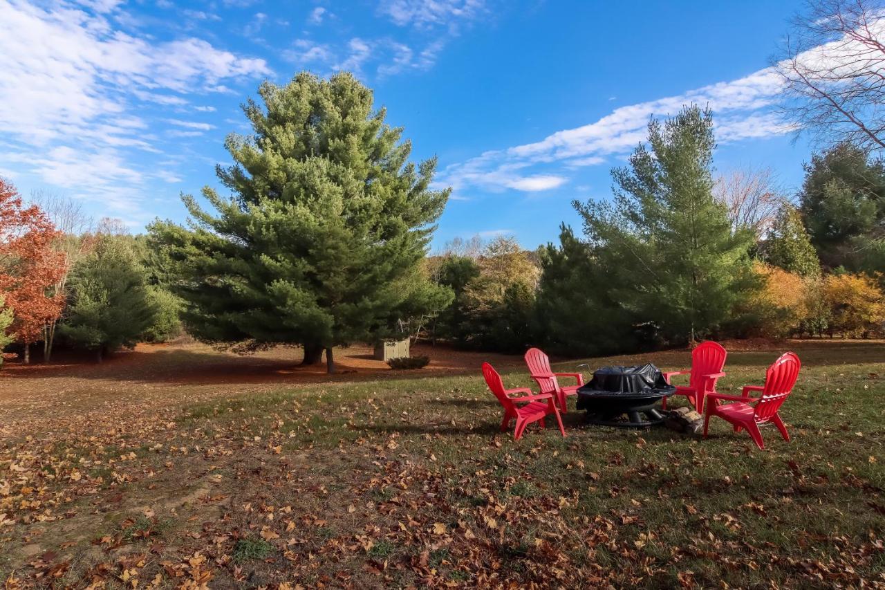 Long Lake Retreat- Hot Tub, Pool Table, Firepit مدينة ترافيرز المظهر الخارجي الصورة