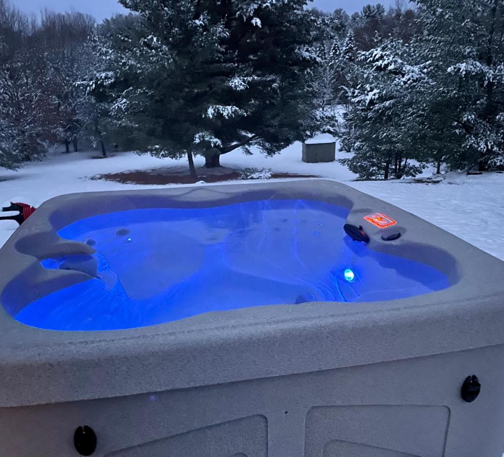 Long Lake Retreat- Hot Tub, Pool Table, Firepit مدينة ترافيرز المظهر الخارجي الصورة