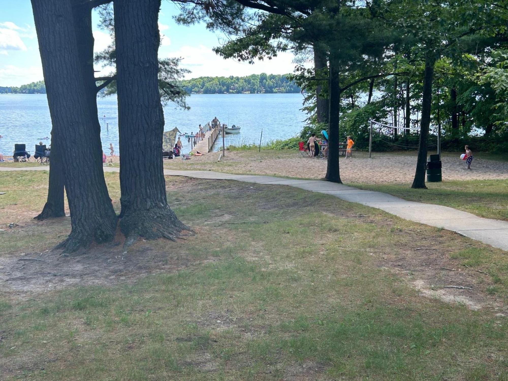 Long Lake Retreat- Hot Tub, Pool Table, Firepit مدينة ترافيرز المظهر الخارجي الصورة